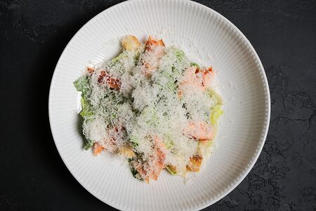 Салат Цезарь с копченым лососем