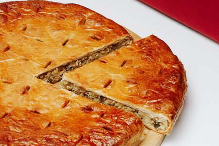 Пирог слоеный с курицей и грибами