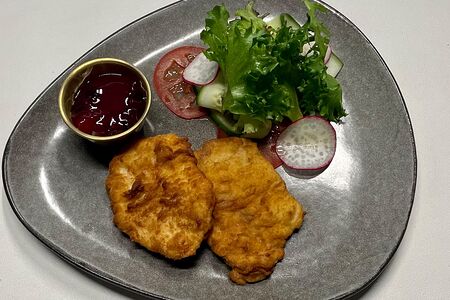 Шницель куриный с клюквенным соусом