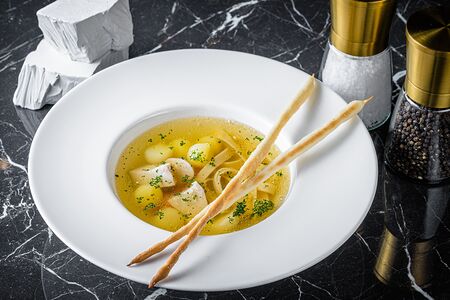Куриный бульон с домашней лапшой