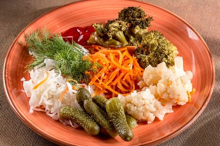 Тарелка разносолов по-корейски