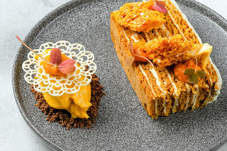 Медовик с облепиховым кремом и хрустящими ирисками