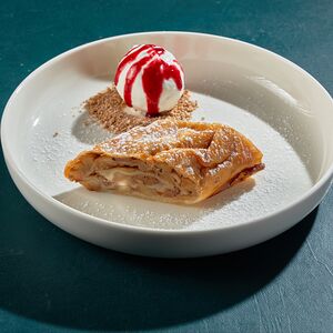 Штрудель яблочный с изюмом