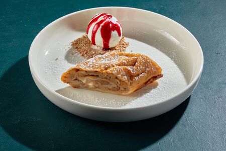 Штрудель яблочный с изюмом