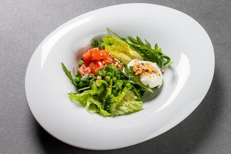 Зеленый салат с форелью слабой соли и брокколи