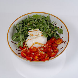 Салат с сыром буррата