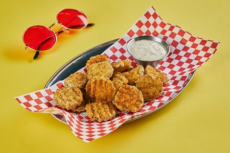 Пикули во фритюре с соусом ранч