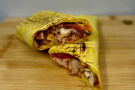 Шаурма со свининой в сырном лаваше