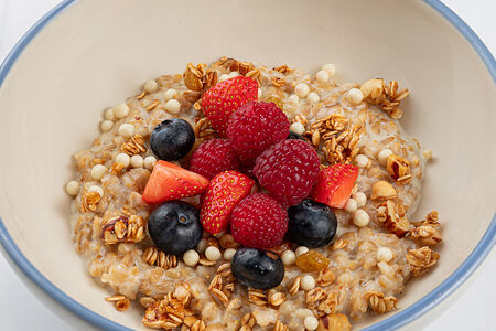 Овсянная каша, голубика, малина