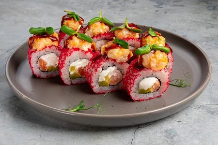 Запеченный ролл Асахи с гребешком и лососем