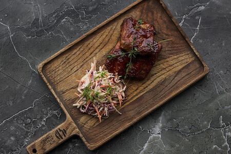 Свиные ребра в соусе BBQ с салатом Коул слоу