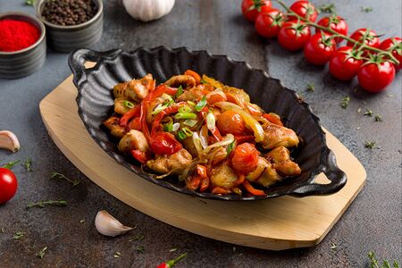 Жареная курица с овощами