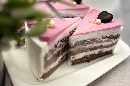 Пирожное шоколадно-вишневое