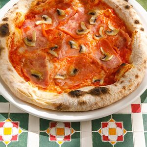 Пицца с ветчиной и грибами