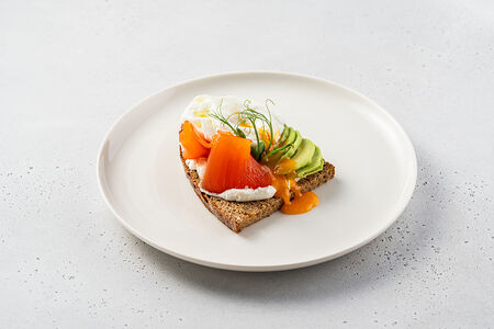 Ржаной тост с Форелью, авокадо и яйцом бенедикт