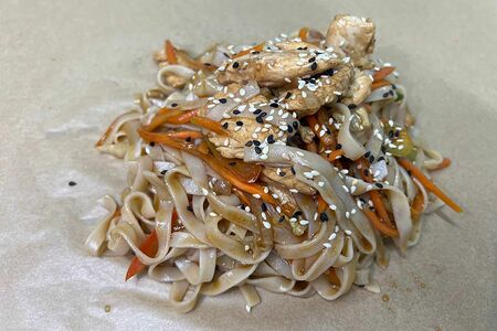 Wok рисовая лапша курица