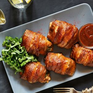 Шашлык из куриных рулетиков в беконе