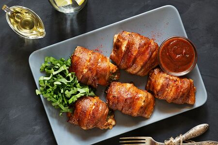 Шашлык из куриных рулетиков в беконе