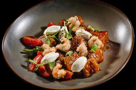 Хрустящие баклажаны, жареные креветки, сливочный крем