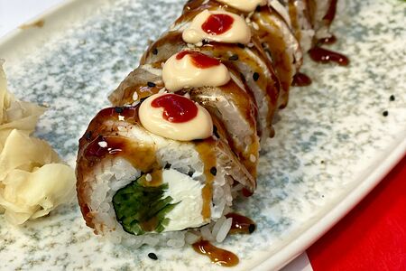 Ролл с угрем и трюфельным соусом