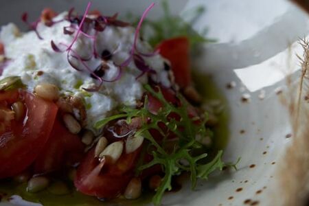 Салат из розовых томатов