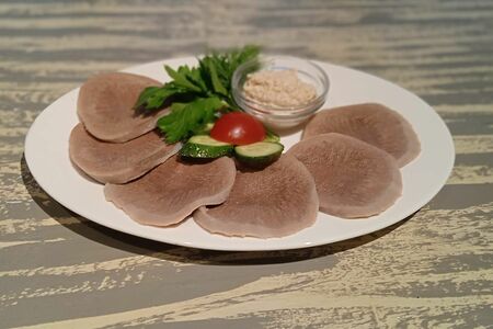 Язык говяжий отварной