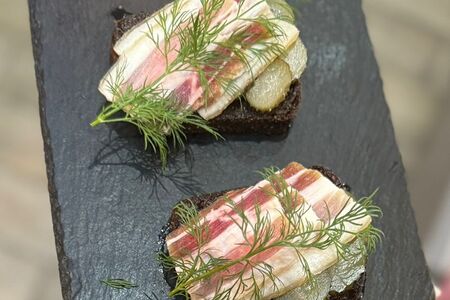 Бутики с кубанским салом и огурцом 