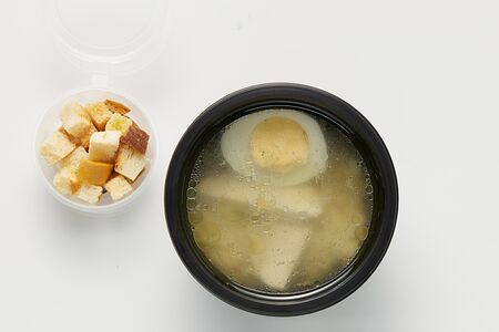 Бульон куриный с яйцом и гренками 