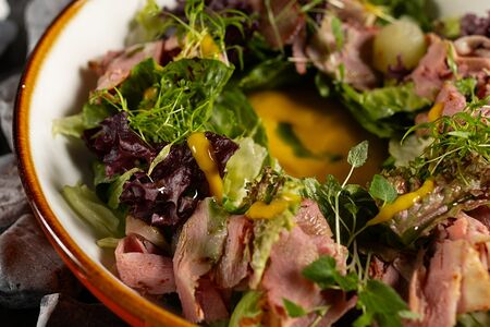 Салат с копченой утиной грудкой