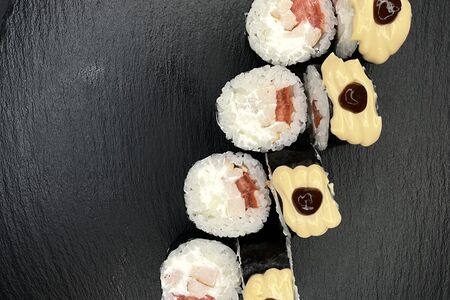 Ролл с копченой курочкой и сырным муссом