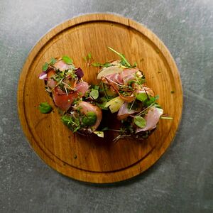 Брускетта с трюфельным кремом, прошутто и артишоками