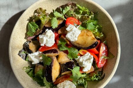 Салат с баклажанами и миндальной рикоттой