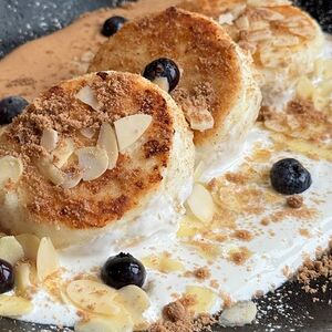 Сырники с кремом из вареной сгущенки и сметаной 
