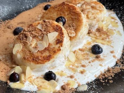 Сырники с кремом из вареной сгущенки и сметаной 