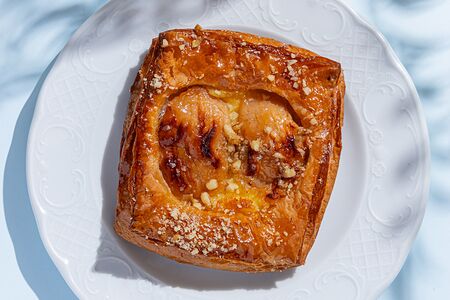 Слойка с яблоком и орехами