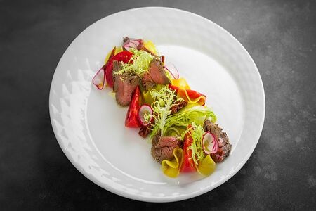 Салат с ростбифом, томатами и редисом