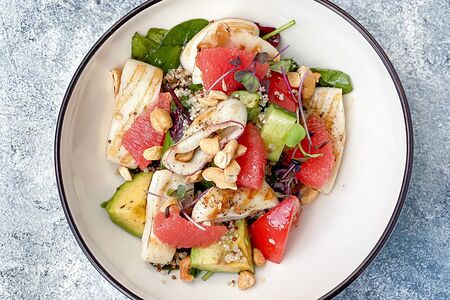 Салат с кальмаром, киноа, авокадо, грейпфрутом и кешью 