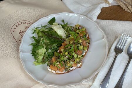 Брускетта с пикантным лососем