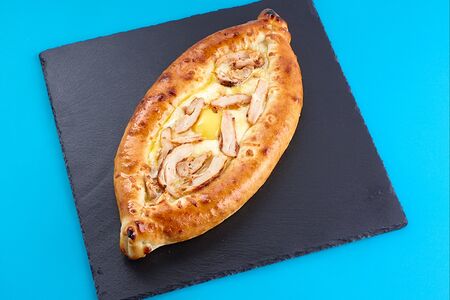 Хачапури по-аджарски с беконом и луком фри