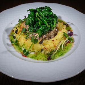 Бефстроганов с картофельным пюре и шпинатом