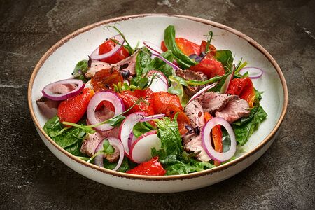 Салат с ростбифом, печеным перцем и свежими овощами