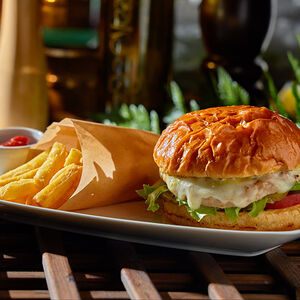 Бургер с куриной котлетой и моцареллой 