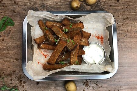 Гренки чесночные с сырным соусом