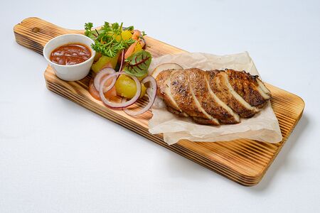 Куриная грудка гриль с хрустящим салатом