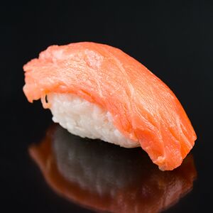 Суши с копченым лососем