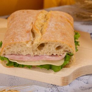 Сэндвич с ветчиной и сыром на чиабате