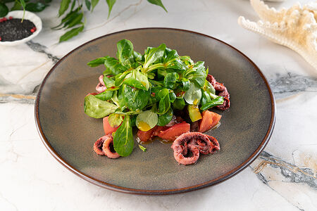 Салат с командорскими кальмарами