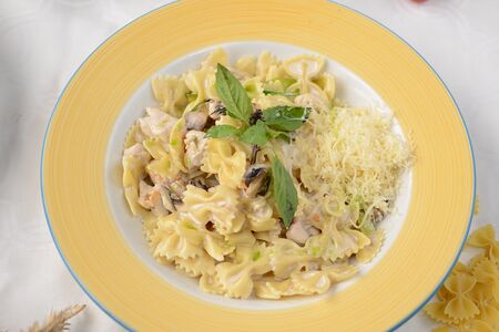 Спагетти с куриной грудкой и шампиньонами