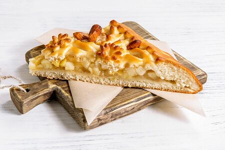 Пирог с яблоком, корицей и миндалем