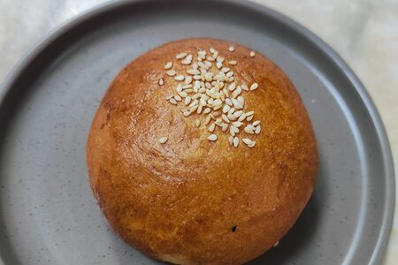 Пирожок с рисом, луком и яйцом